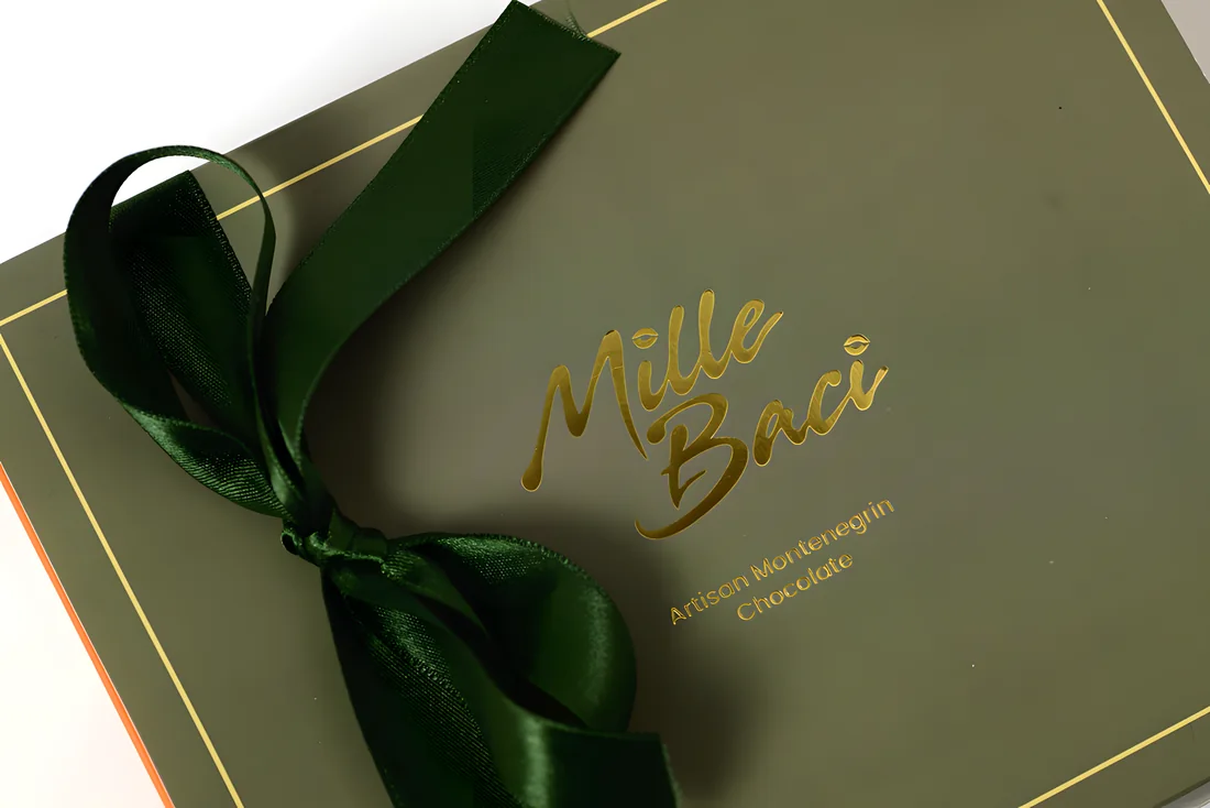 Оливковая бонбоньерка Mille Baci с зелёным атласным бантом