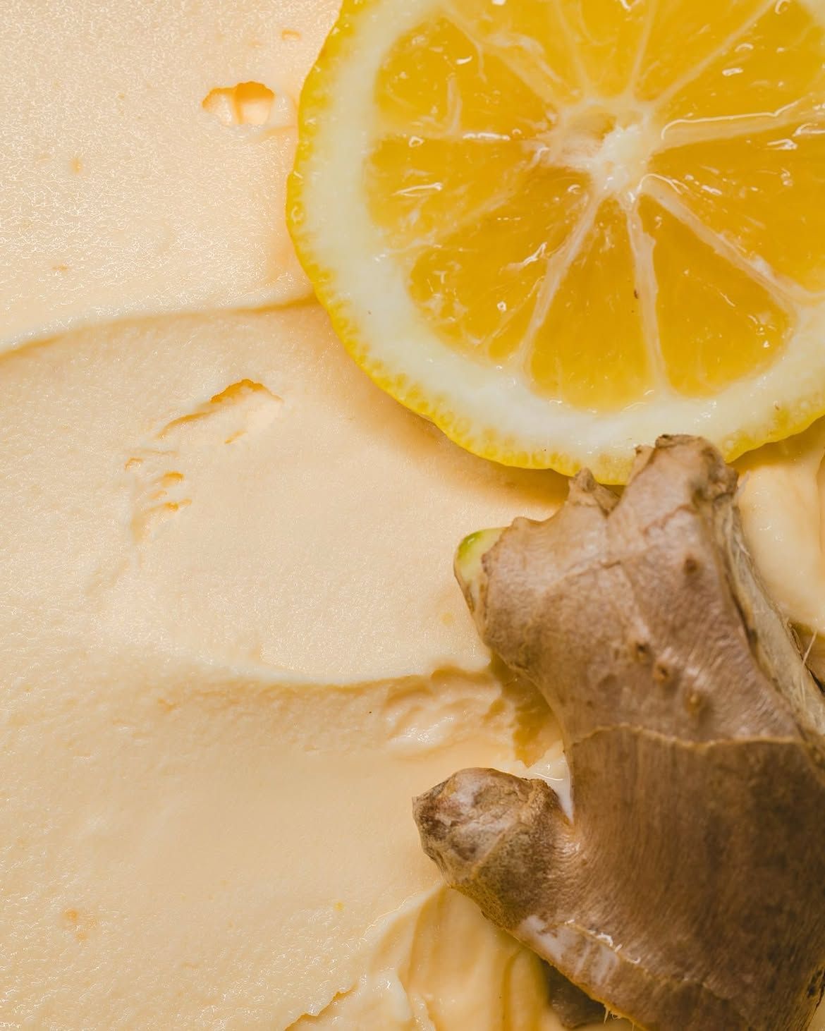 Limun gelato sa kriškom limuna i korijenom đumbira