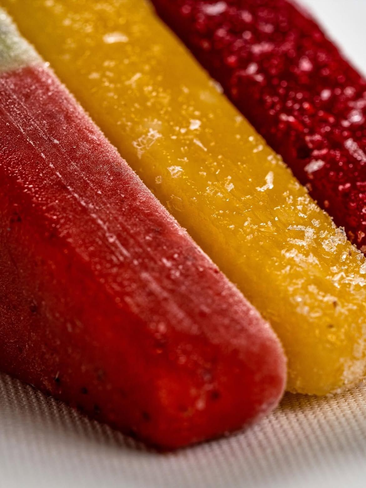 Voćni štapići makro: jagoda, mango, malina