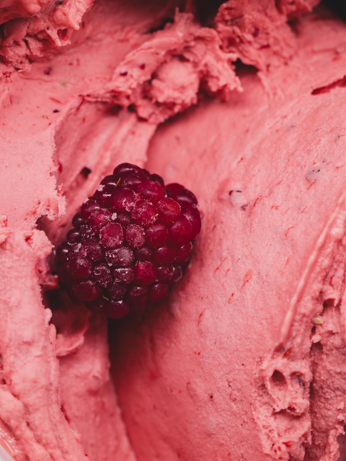 Malina sorbet izbliza sa smrznutom malinom