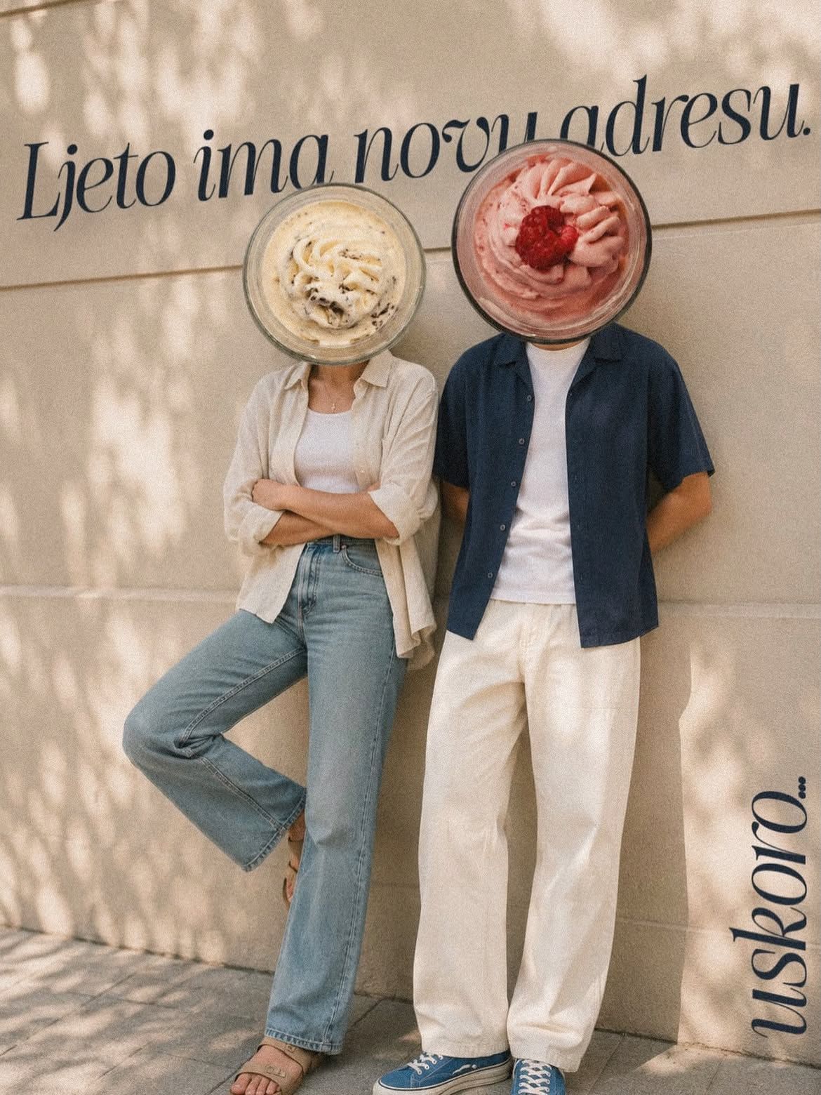 Dvoje ljudi sa kuglama sladoleda umjesto glava ispred zida